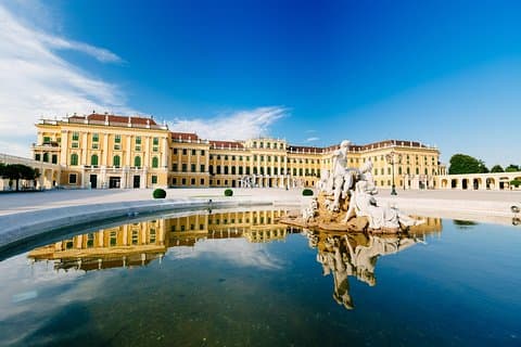 Schönbrunn Palace in Vienna (c) VIENNA SIGHTSEEING TOURS/Bernhard Luck