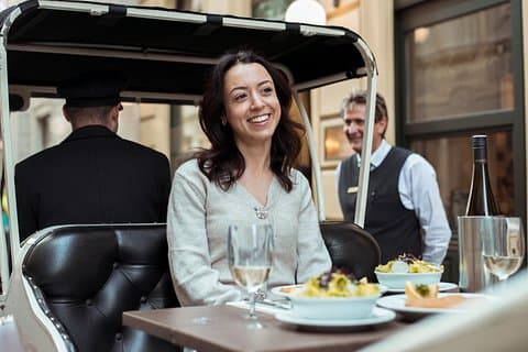 Vegan Sightseeing tour in an electro vintage car incl. schnitzel