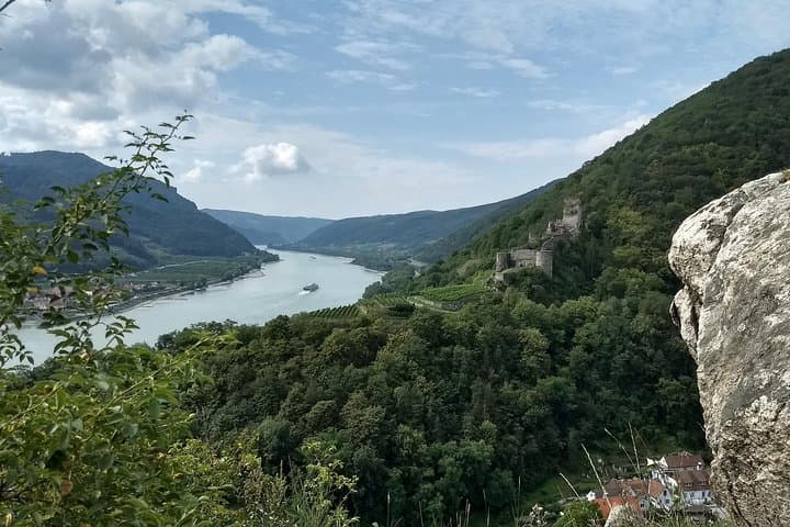 3-Hour Private Hiking Tour to historic places around Spitz in Wachau Valley