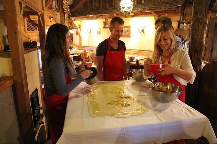 cooking class in Salzburg: apple strudel