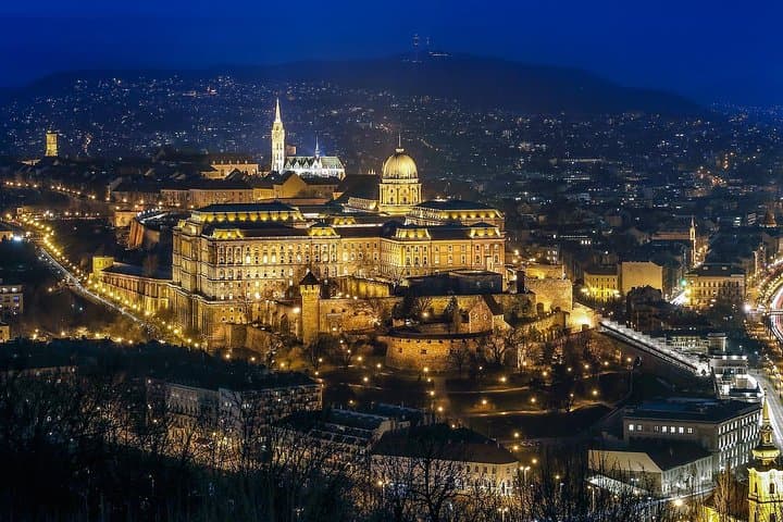 Transfer from Salzburg to Budapest: Private daytrip with 2 hours for sightseeing