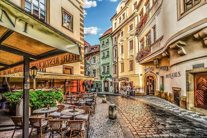Private Car Transfer from Vienna to Prague with 2h of Sightseeing