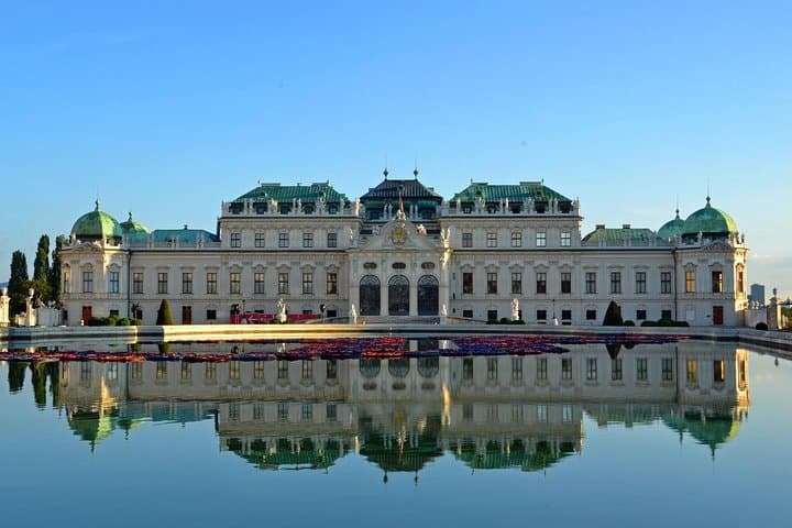 Private transfer from Salzburg to Vienna, 2 hours for sightseeing