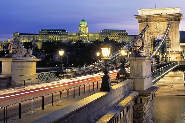 Transfer from Salzburg to Budapest: Private daytrip with 2 hours for sightseeing