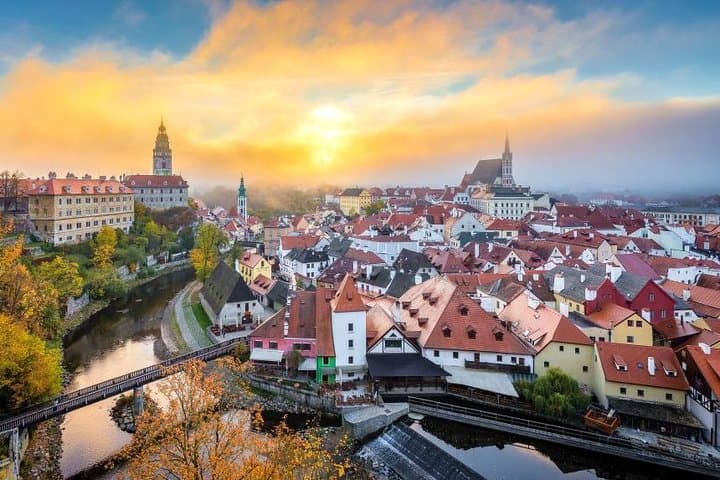 Salzburg to Prague Private Transfer with Sightseeing Stop