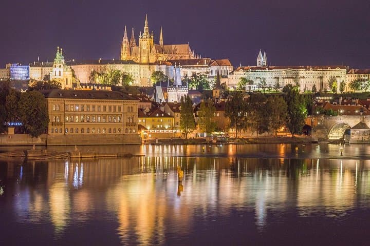 Salzburg to Prague Private Transfer with Sightseeing Stop