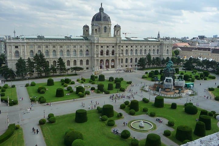 Salzburg to Vienna Private Door-to-Door Car or Van Transfer