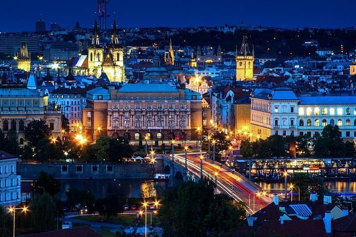 Private Car Transfer from Vienna to Prague with 2h of Sightseeing