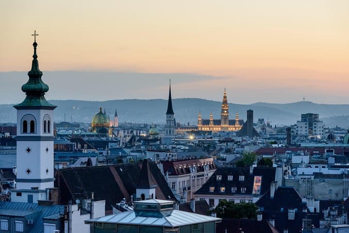 Private transfer from Salzburg to Vienna, 2 hours for sightseeing