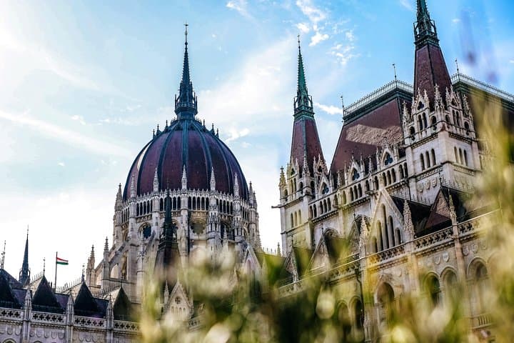 Private Scenic Transfer from Salzburg to Budapest with 4h of Sightseeing