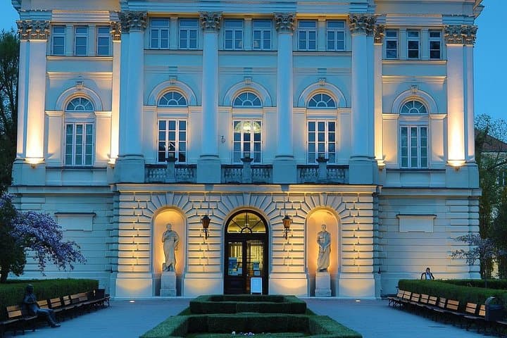 Private Transfer from Vienna to Warsaw with 2h of Sightseeing