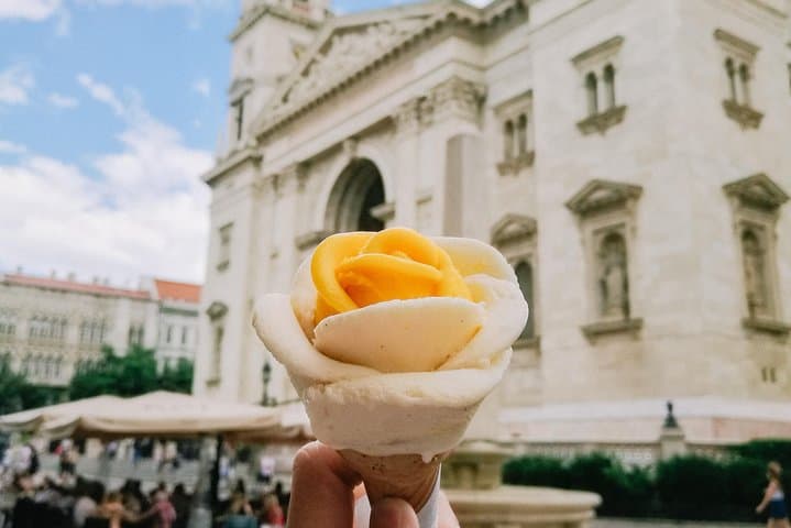 Vienna → Budapest - 2h of Sightseeing - Comfortable Premium Car Private Transfer