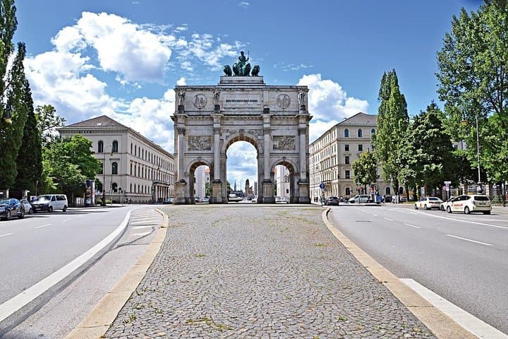 From Vienna to Munich, 2h of Sightseeing, Private Transfer
