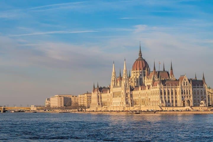 Salzburg to Budapest - 2h of Sightseeing Private Car Transfer