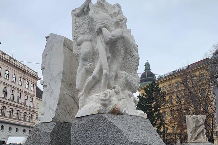 Private World War II Walking Tour in Vienna
