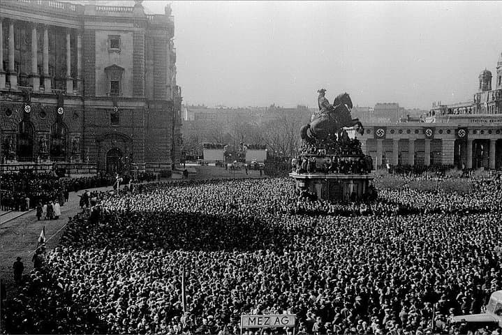 Private World War II Walking Tour in Vienna
