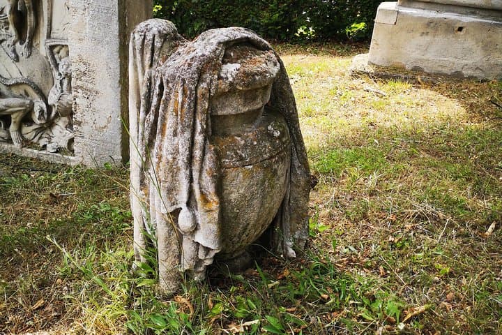 City of the dead - Central Cemetery with Sandra Blum
