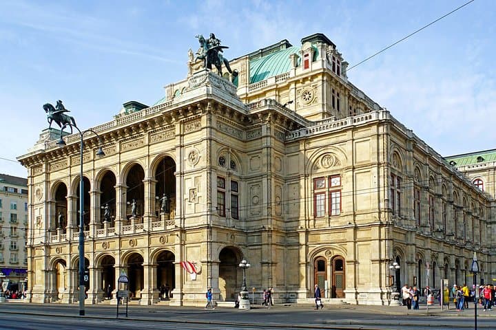 Private Full Day Tour from Budapest to Vienna with Hotel pick-up and drop off