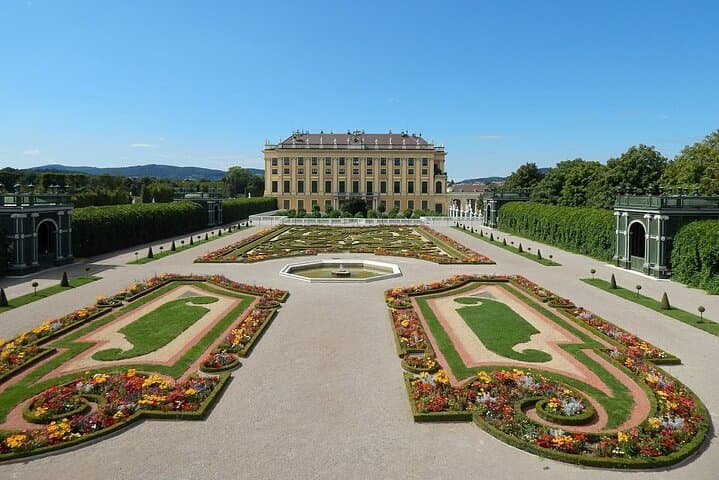 Vienna Highlights in a Flash: Private Layover Tour with a Local