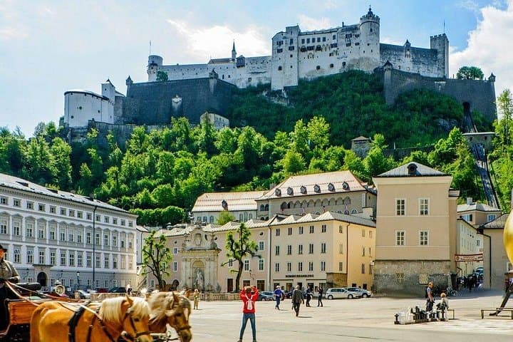 Daily Door-to-Door Shared Shuttle Service from Salzburg to Cesky Krumlov