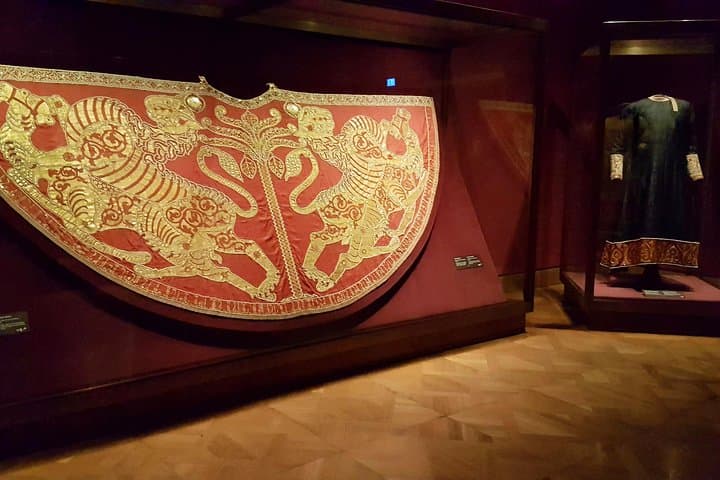 How to Pick a Crown. A Private Themed Tour of the Imperial Treasury (Kaiserliche Schatzkammer) / Tickets included