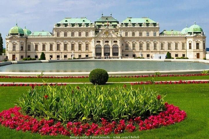 Christmas at Belvedere: 3hr Private Tour of Upper Palace & Market