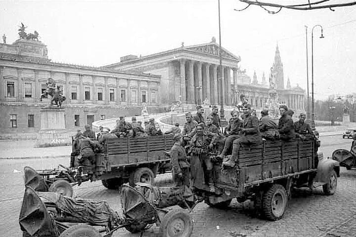 Historical Hitler Walking Tour of Vienna