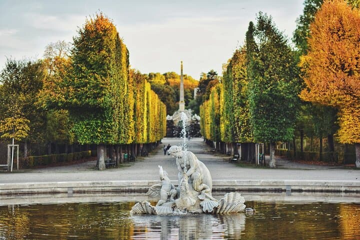 Salzburg to Vienna Private Car Transfer with Sightseeing Stop
