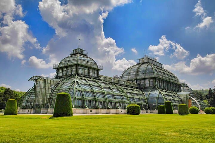 Salzburg to Vienna Private Car Transfer with Sightseeing Stop
