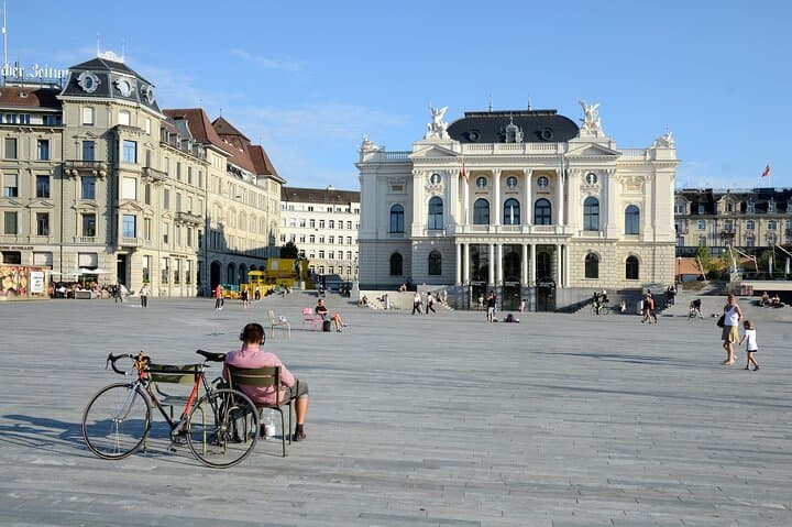 Private Hallstatt to Zurich Intercity Transfer Service