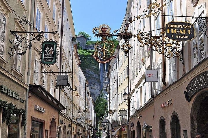 Charming Streets: Wander down the famous Getreidegasse, a beautifully preserved historic street lined with traditional wrought-iron guild signs.