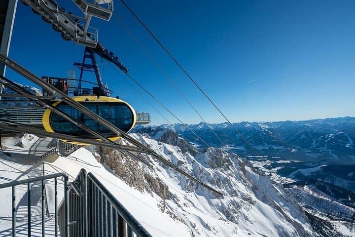 Spectacular Ascent: Enjoy the breathtaking ride in the Panorama Gondola, whisking you from the green valleys up to the eternal ice.