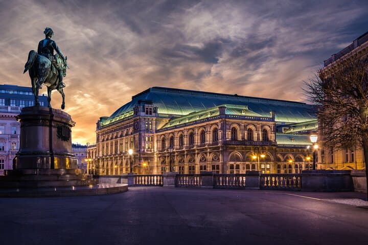 Salzburg to Vienna Private Door-to-Door Car or Van Transfer