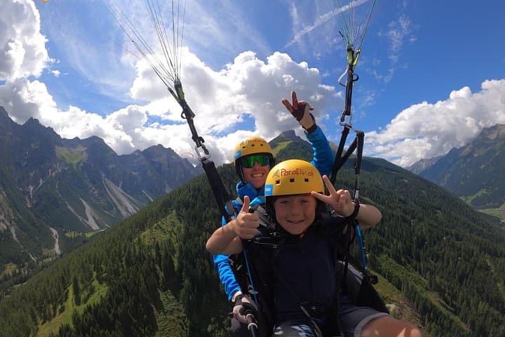 Tandem flight for young and old