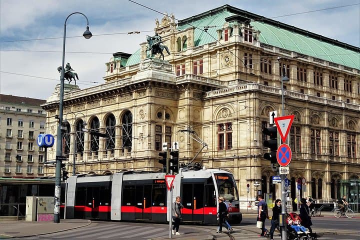 Scenic tram ride past Opera/Staatsoper