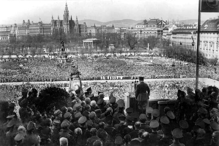 200.000 welcome the “Anschluss” in March 1938 at “Heldenplatz”