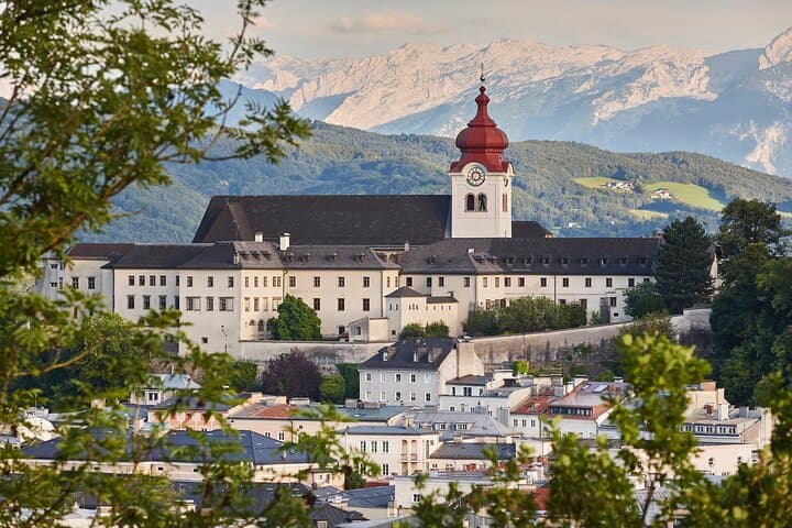 Private Tour: Famous Filming Locations & Palaces from Salzburg