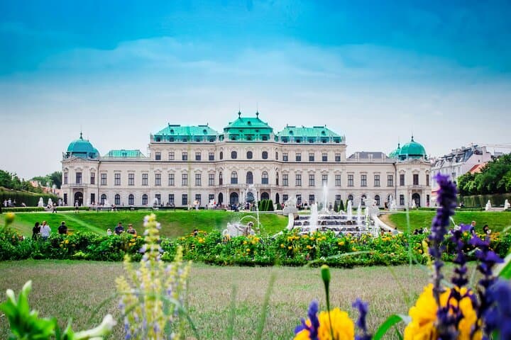 Salzburg to Vienna, Private Transfer, 2h of Sightseeing, Local Driver, English