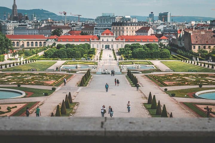 Salzburg to Vienna, Private Transfer, 2h of Sightseeing, Local Driver, English