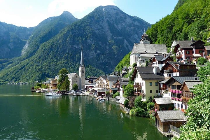 Peaceful Family Private Walking Tour in Hallstatt