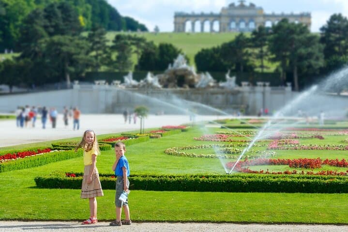 Vienna: Private Full-Day Tour with Schönbrunn, Hofburg and Lunch