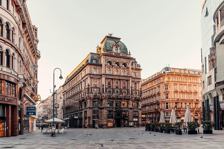 Vienna Airport (VIE) Private Transfer to Vienna City/Hotels