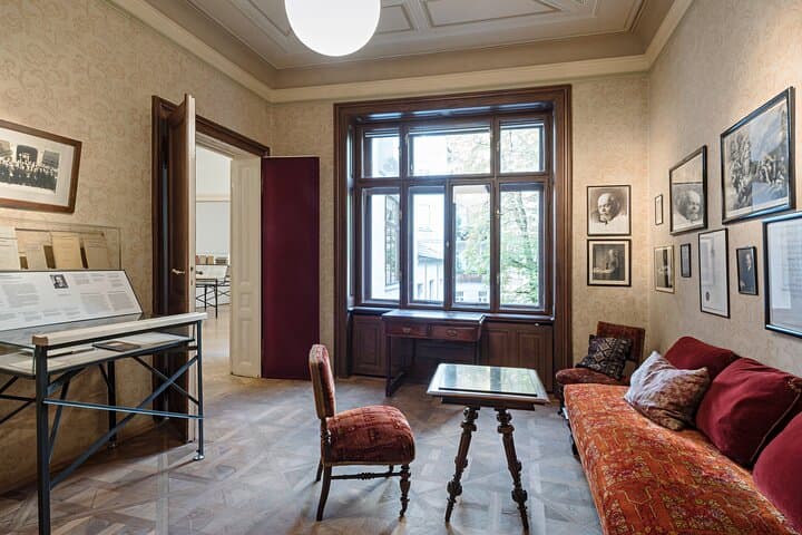 Waiting Room (C) Hertha Hurnaus