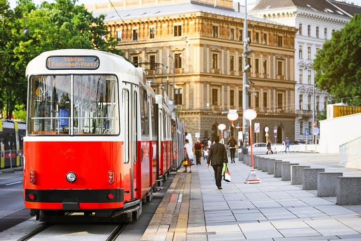 Private transfer from Salzburg to Vienna with 4h of Sightseeing