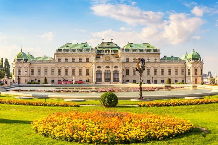 Private transfer from Salzburg to Vienna with 4h of Sightseeing