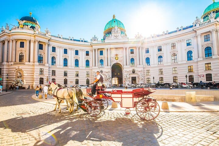Private Scenic Transfer from Salzburg to Vienna with 4h of Sightseeing
