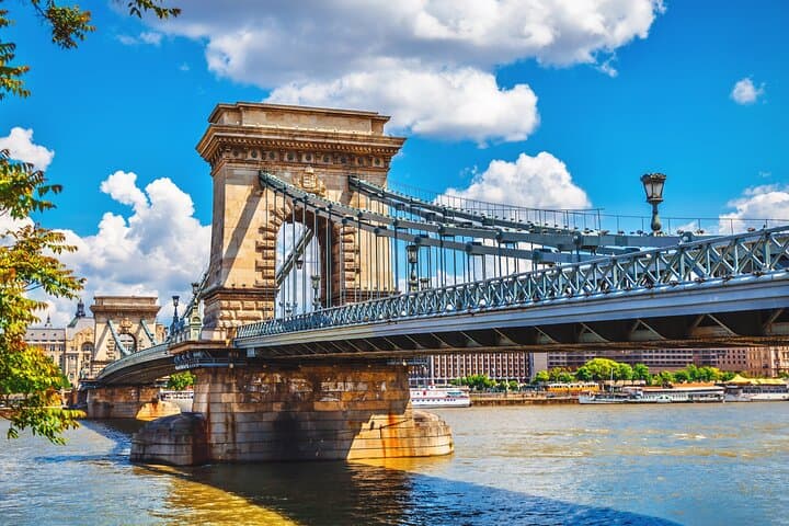 Private Scenic Transfer from Vienna to Budapest with 4h of Sightseeing