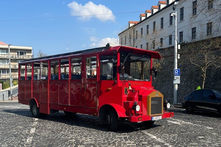 Bratislava Day Trip from Vienna Oldtimer (c) VIENNA SIGHTSEEING TOURS Alara Özer
