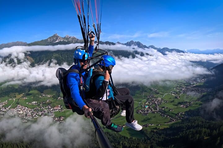 Tandem paragliding in the Stubai Valley near Innsbruck