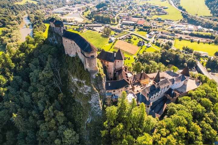 Private Day trip from Vienna to Orava Castle